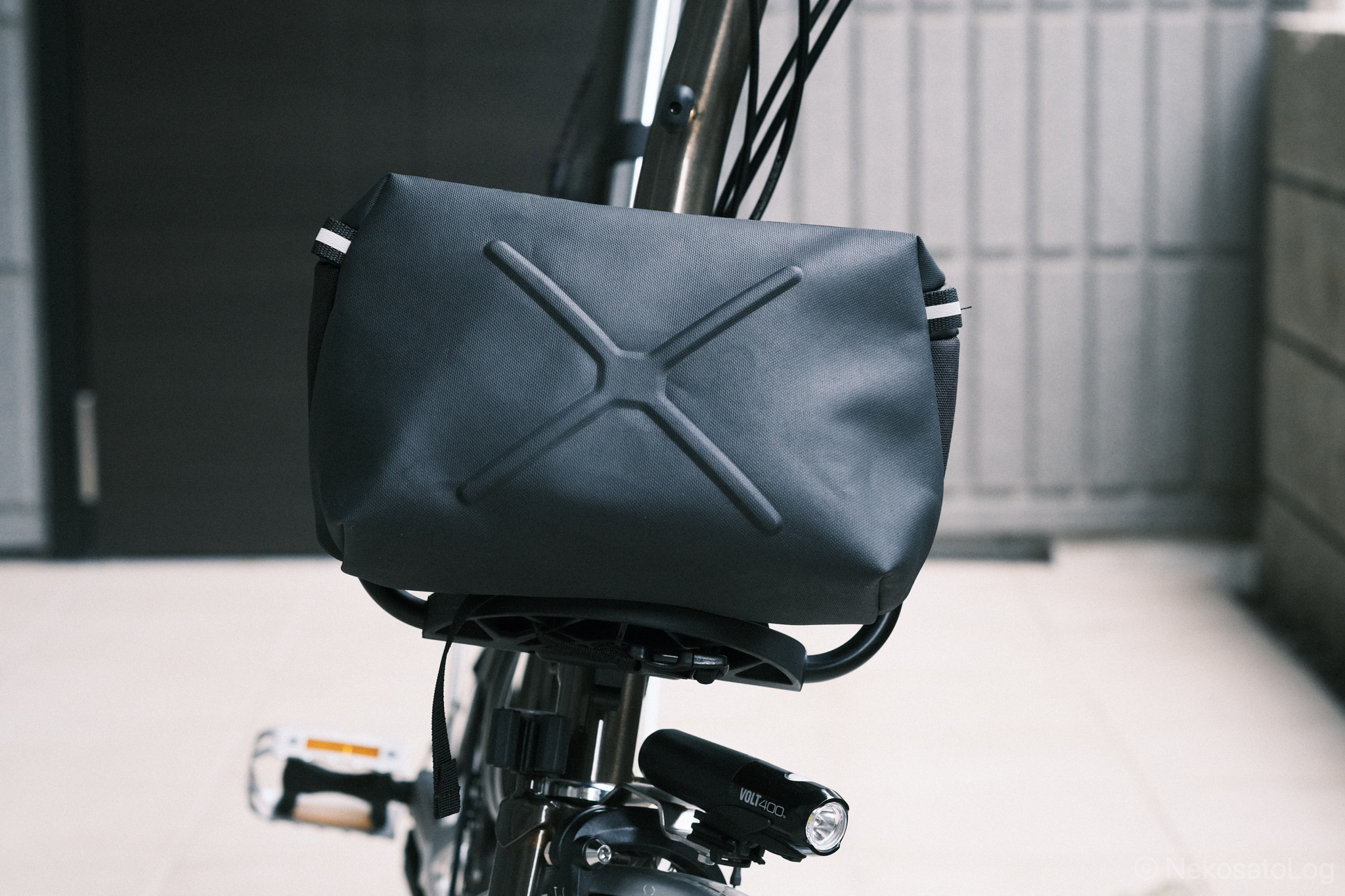 CHROME HELIX HANDLEBAR BAG」でBROMPTONのコンパクトなフロントバッグ 
